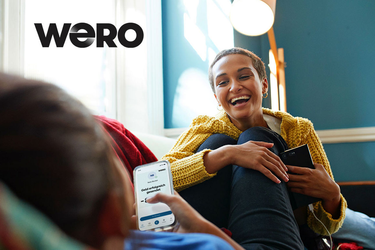 Frau sitzt auf Couch und sendet Geld mit wero