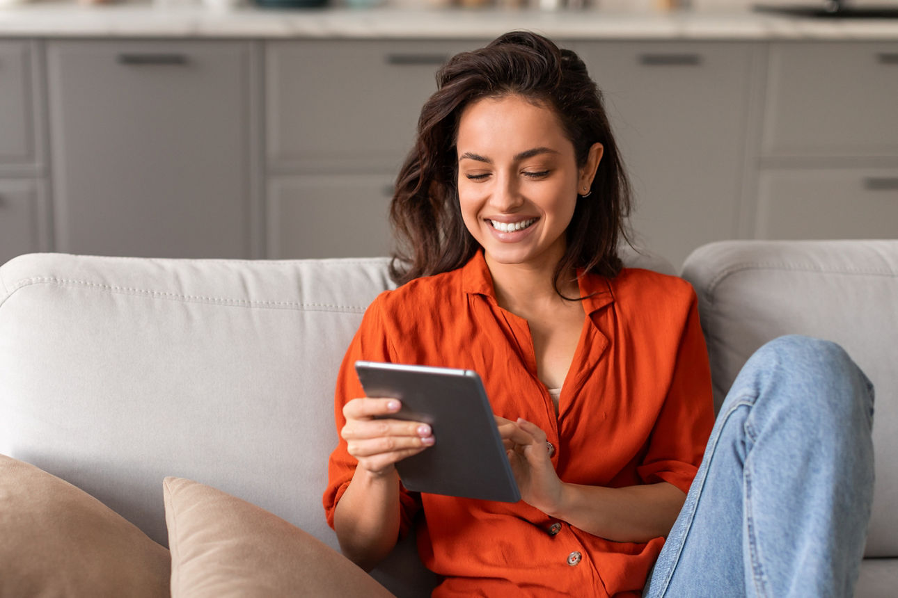 Kundin handelt mit dem GENO Broker Depot Wertpapiere online auf ihrem Tablet
