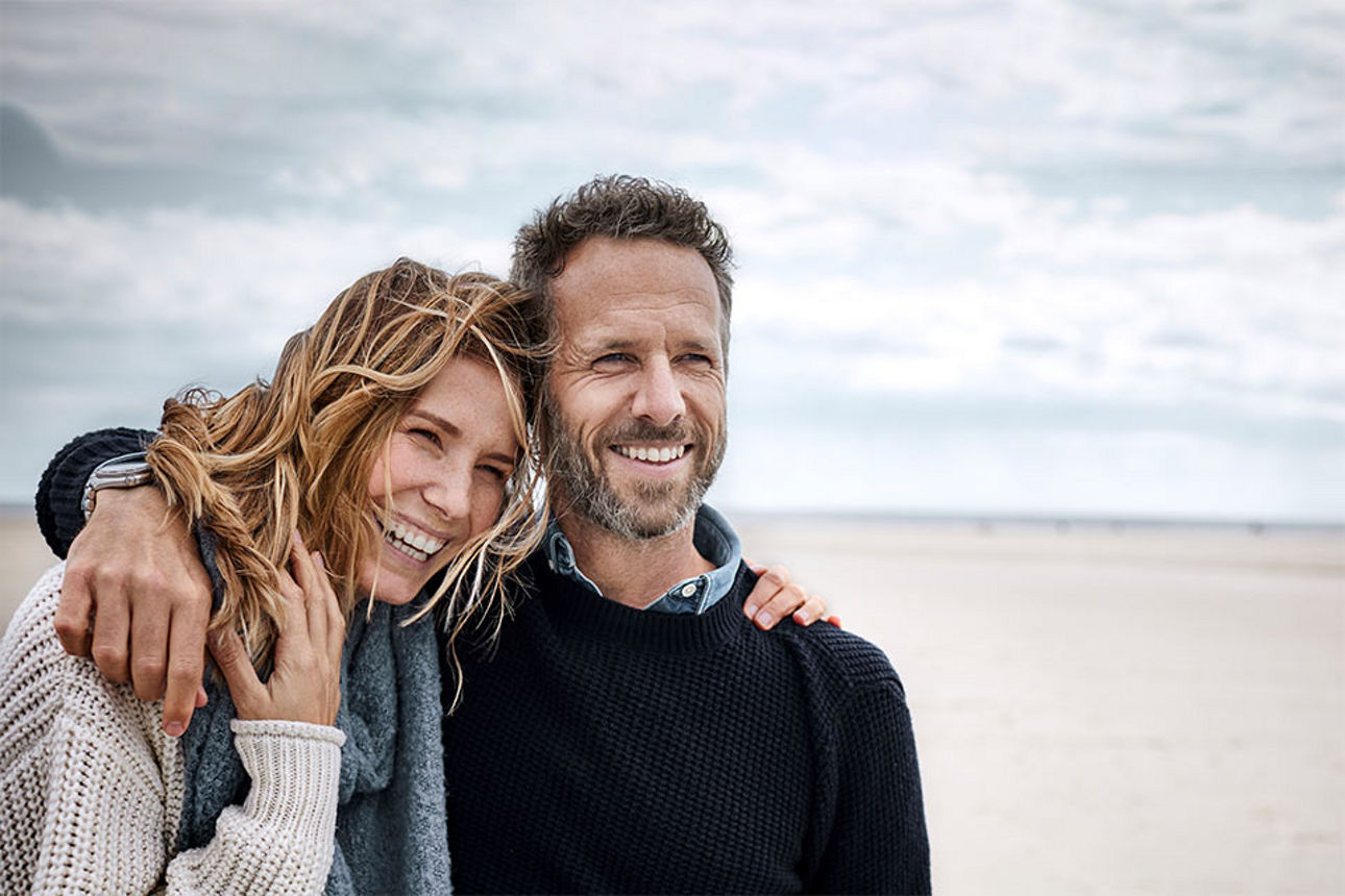 Mann und Frau am Strand