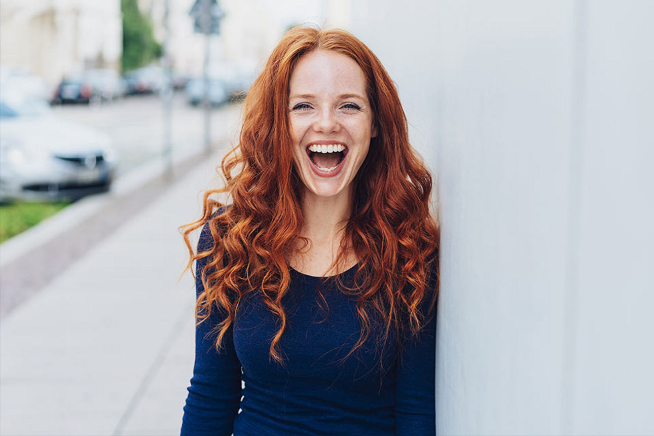 Junge Frau mit breitem Lächeln