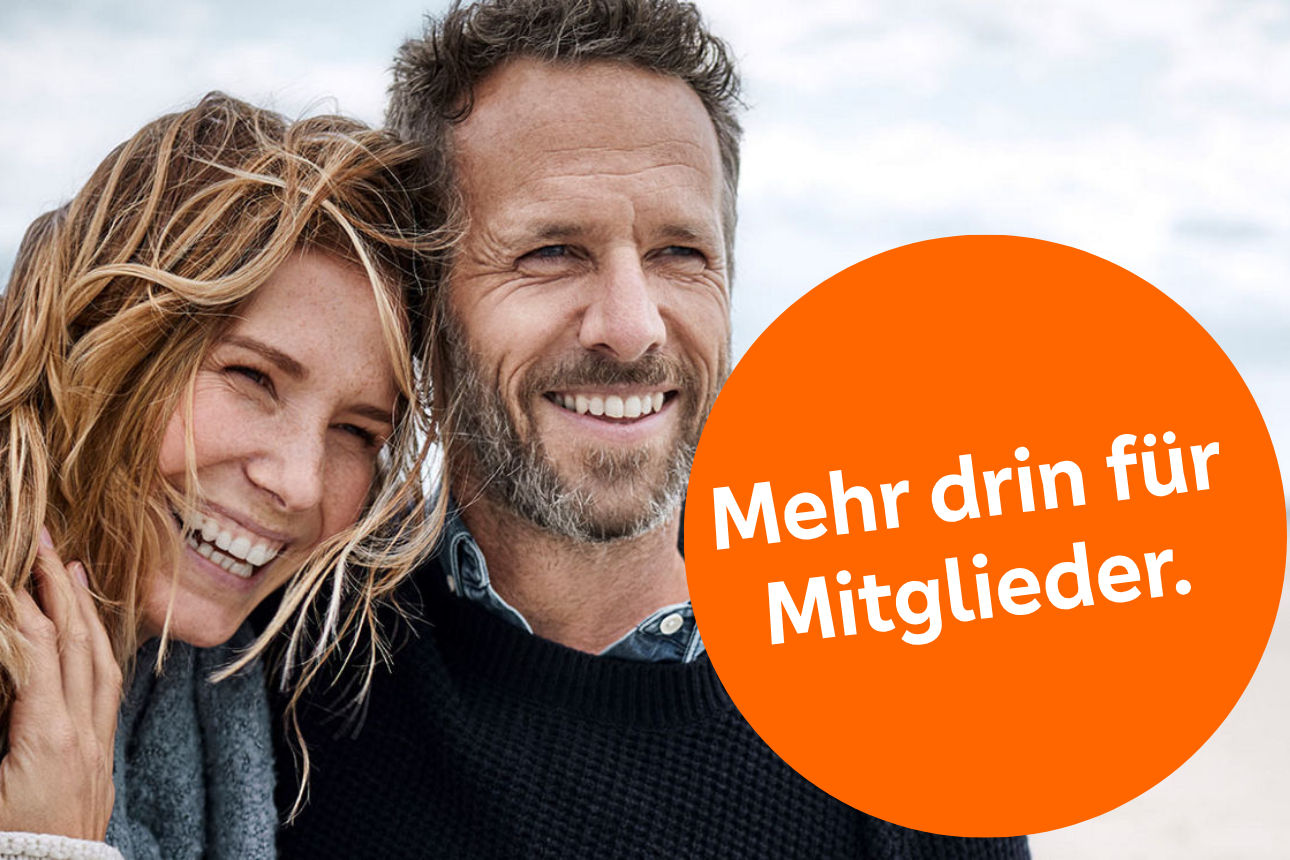 Zwei Personen am Strand, Hinweis auf exklusive Vorteile für Mitglieder beim Wertpapierdepot.
