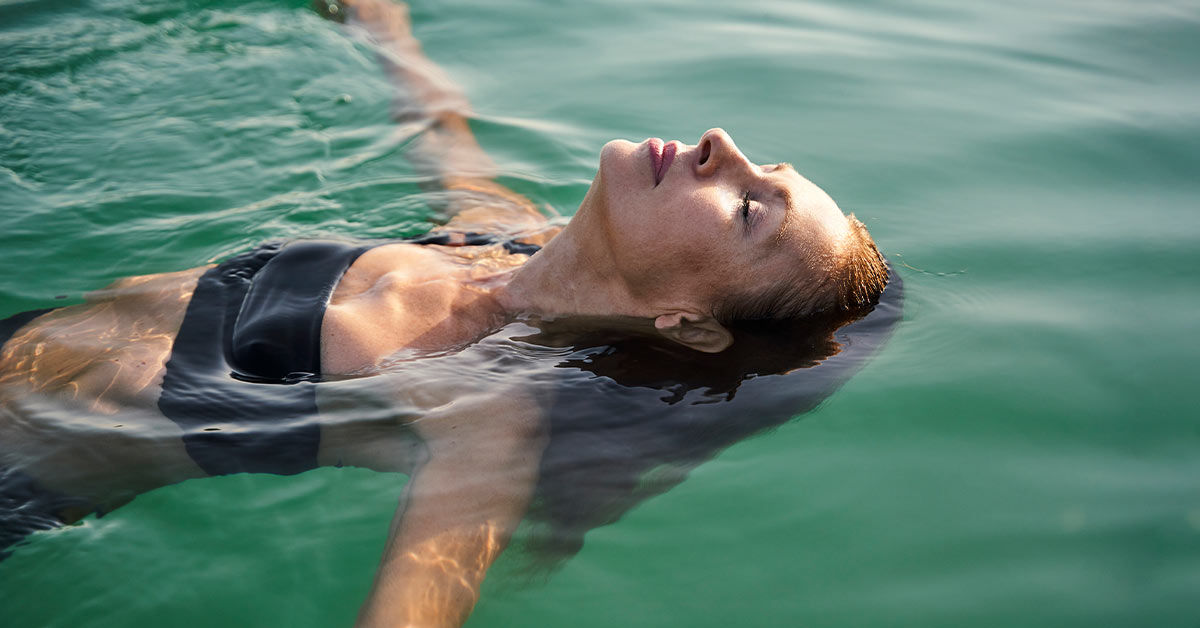 Frau schwimmt im Wasser