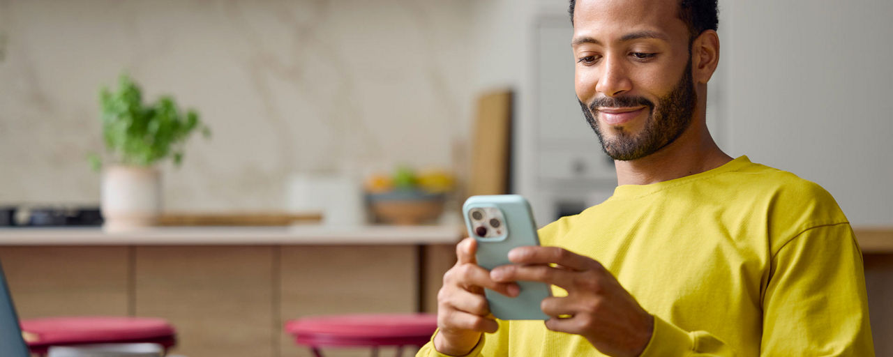 Junger Mann mit Handy in der Hand