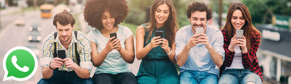 Das Bild zeigt fünf junge Menschen, jeweils mit einem Smartphone in der Hand und einem Lächeln im Gesicht
