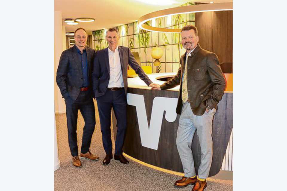 Die drei Vorstände der Raiffeisenbank Schwabmünchen-Stauden eG stehen vor dem Empfang.