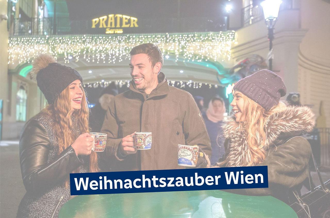 Drei Menschen sind auf dem Weihnachtsmarkt