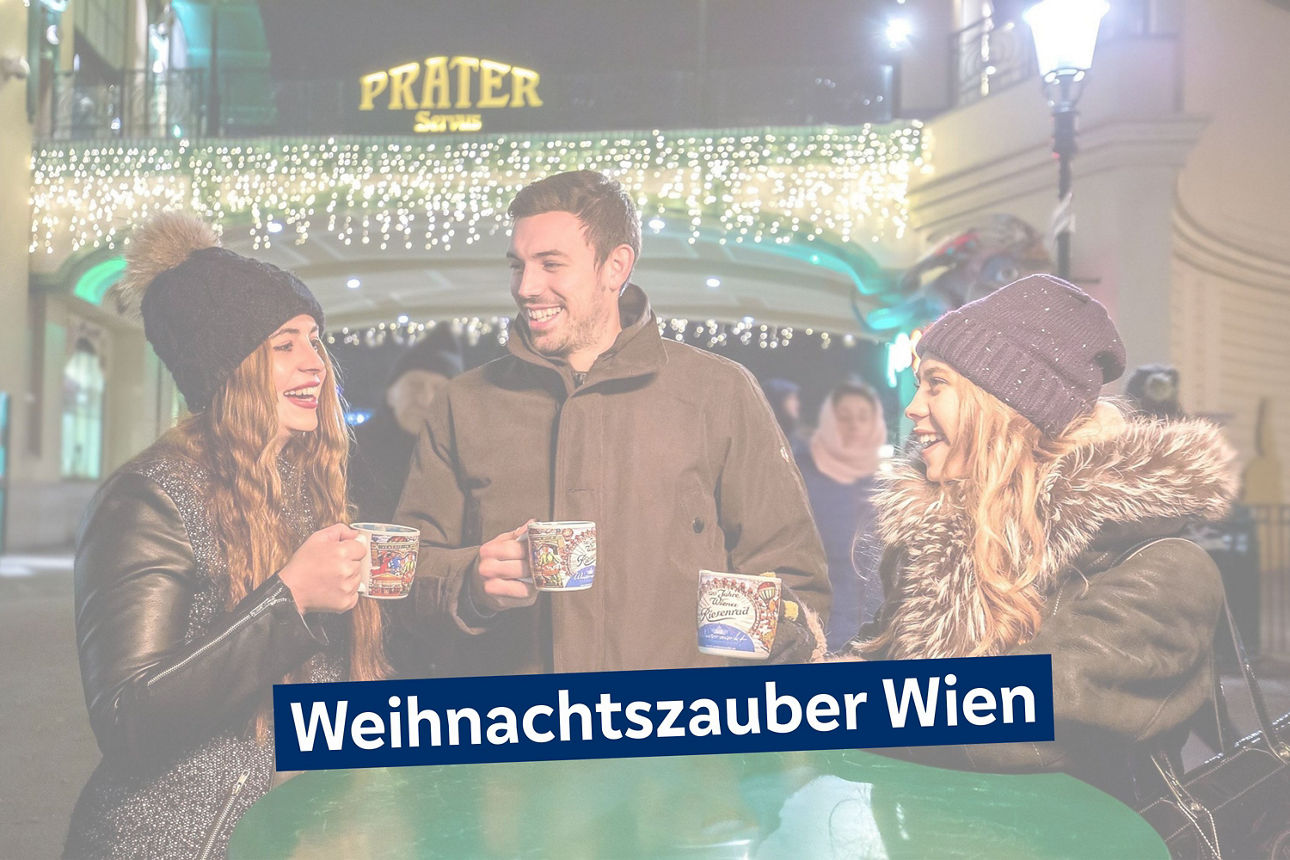 Drei Menschen sind auf dem Weihnachtsmarkt