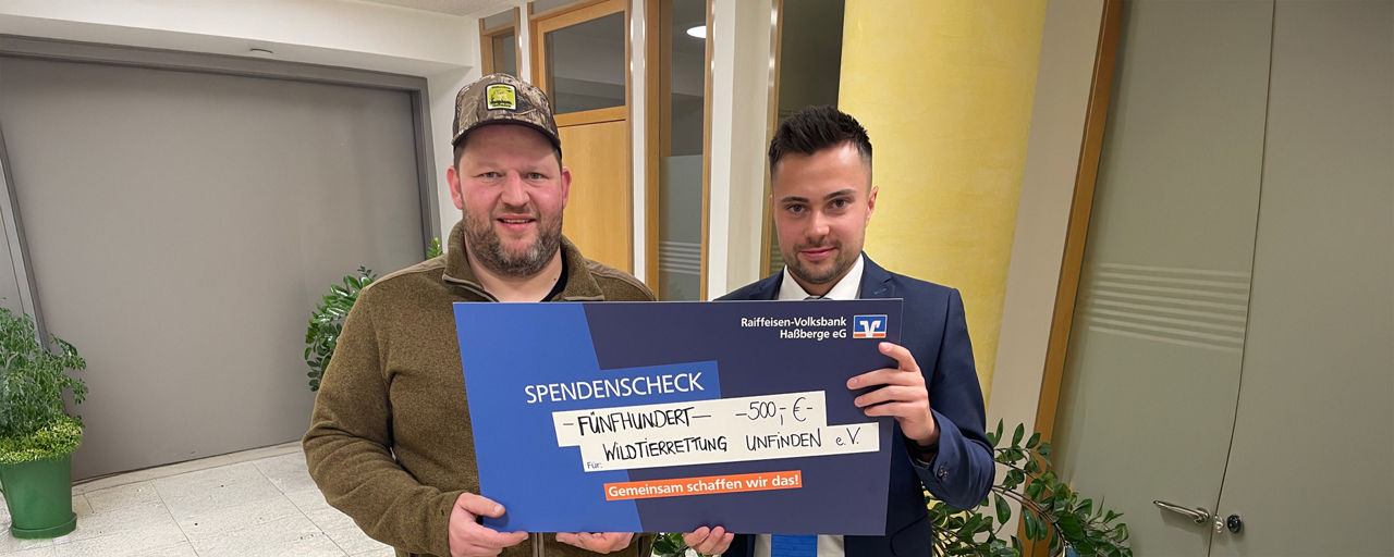 Lukas Schönbach aus der Filiale Hofheim bei der Spendenübergabe an die Wildtierrettung Unfinden