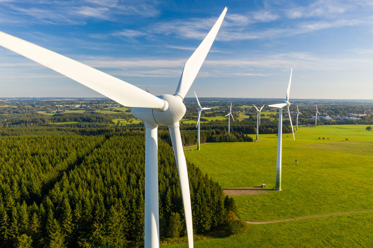 Grüner Strom, selbst produziert Luftbild von Windrädern in einem Windpark