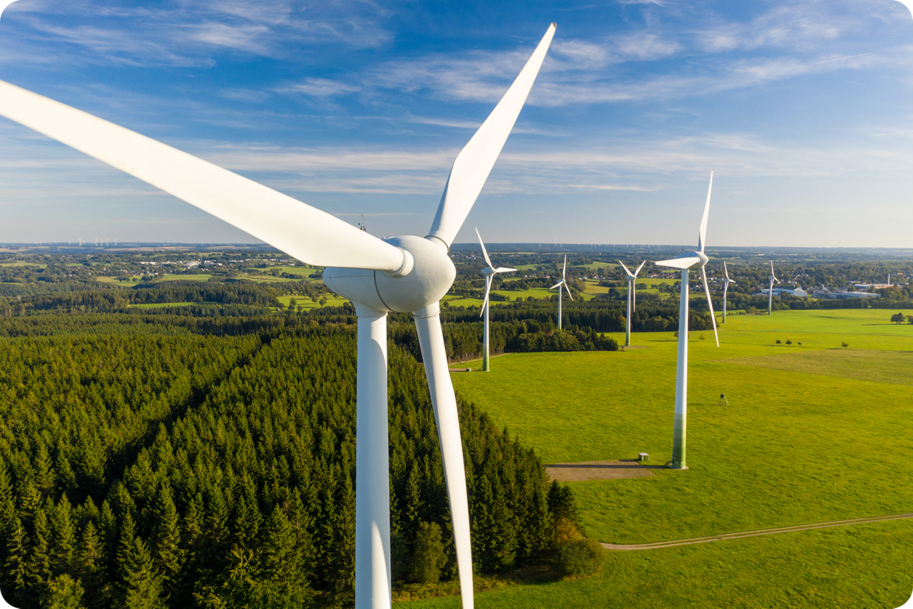 Luftbild von Windrädern in einem Windpark