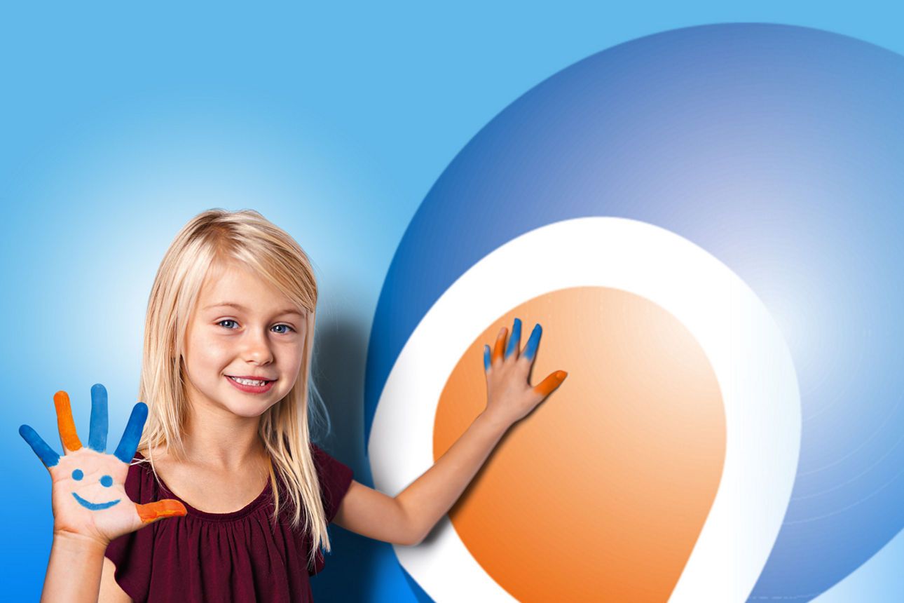 Mädchen im Grundschulalter mit geöffneter Hand, auf die mit Fingerfarben ein lachendes Gesicht gemalt ist