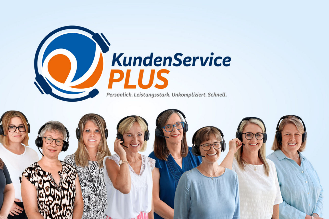 Neun lachende Mitarbeiterinnen mit Headset unter dem Logo KundenServicePLUS