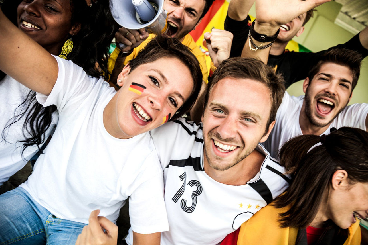 Deutsche Fußballfans schauen in die Kamera