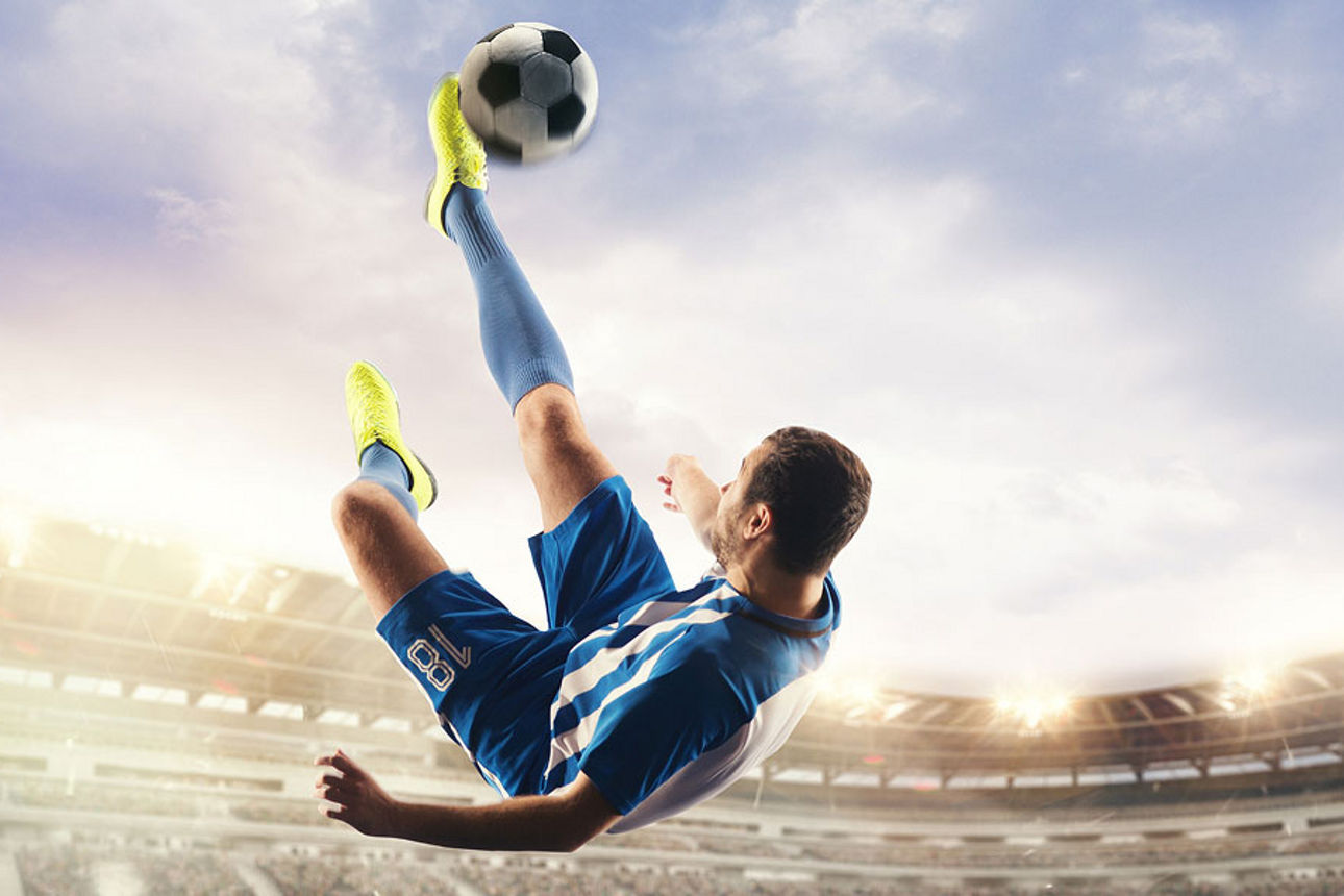Mann macht Fallrückzieher beim Fußball