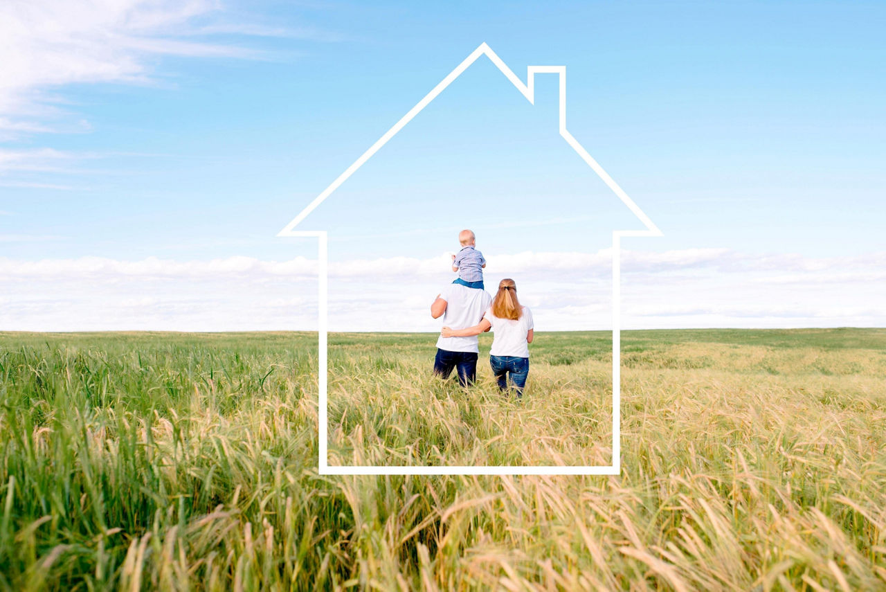 Familie läuft über ein Feld, ein gezeichnetes Haus umschliest die Familie