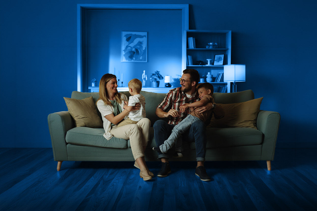 Familie sitzt glücklich auf einer Couch
