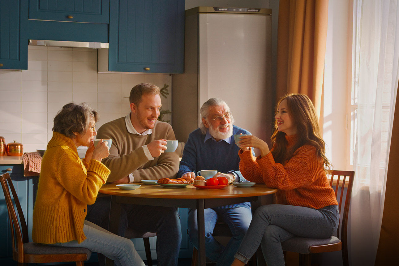 Familie sitzt an einem Esstisch