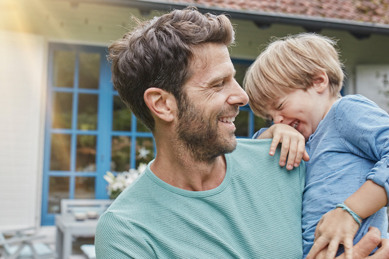 Mann mit kleinem Kind im Arm