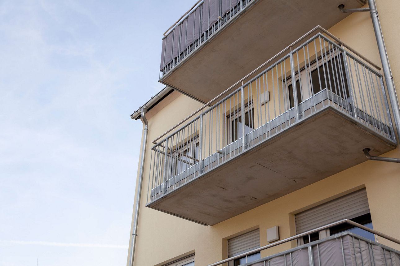 Frontansicht haus mit Balkon