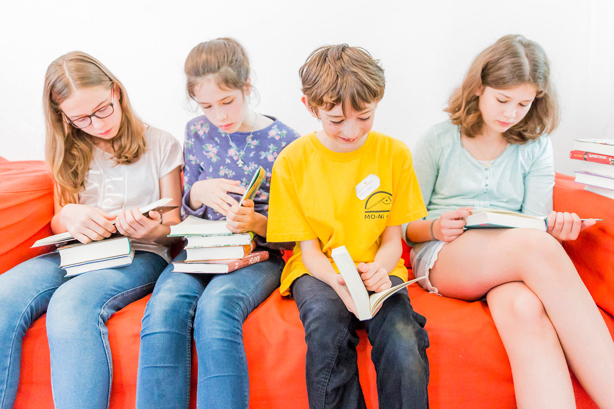 Kinder lesen mehrere Bücher