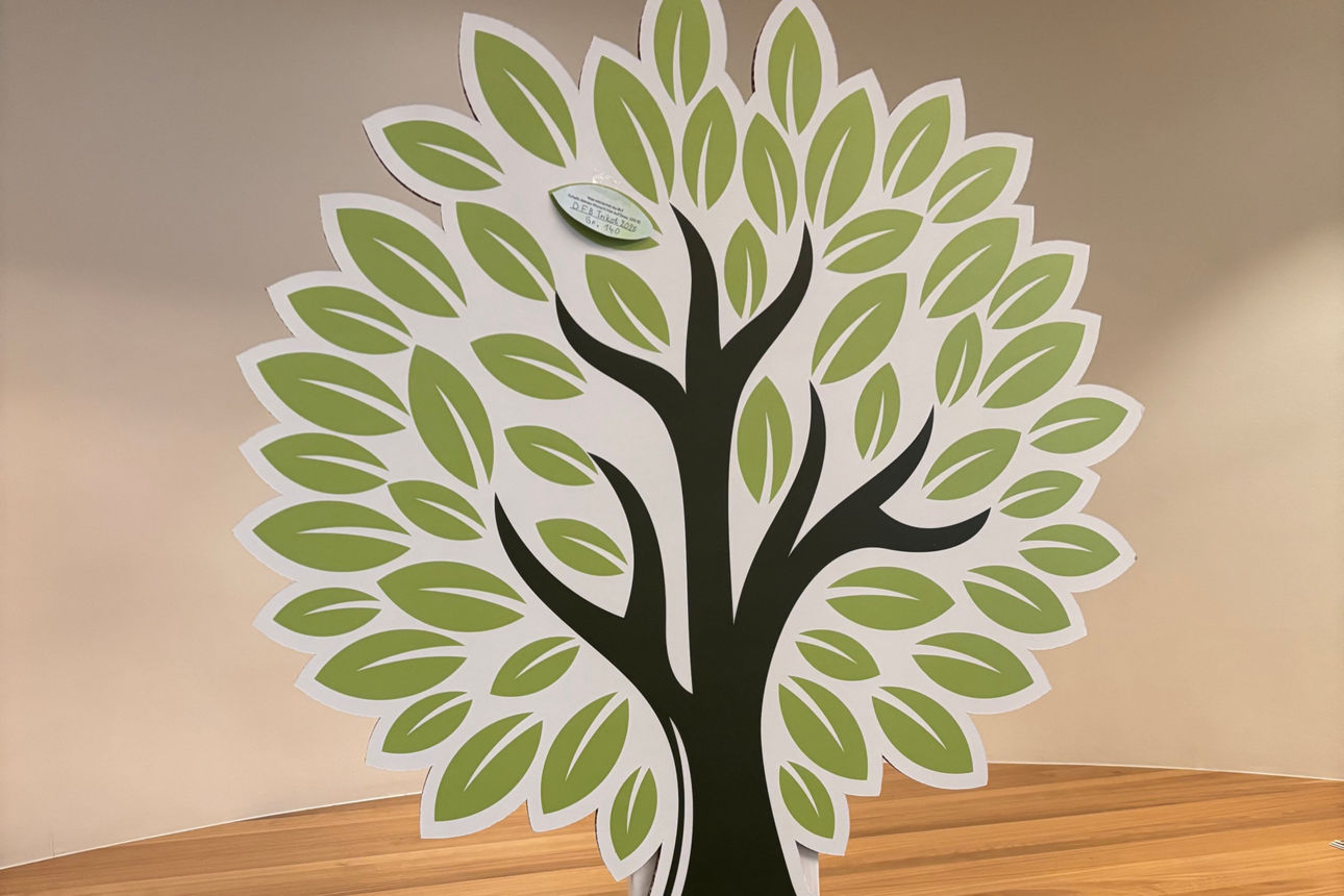 Der VReG Wunschbaum als Pappaufsteller.