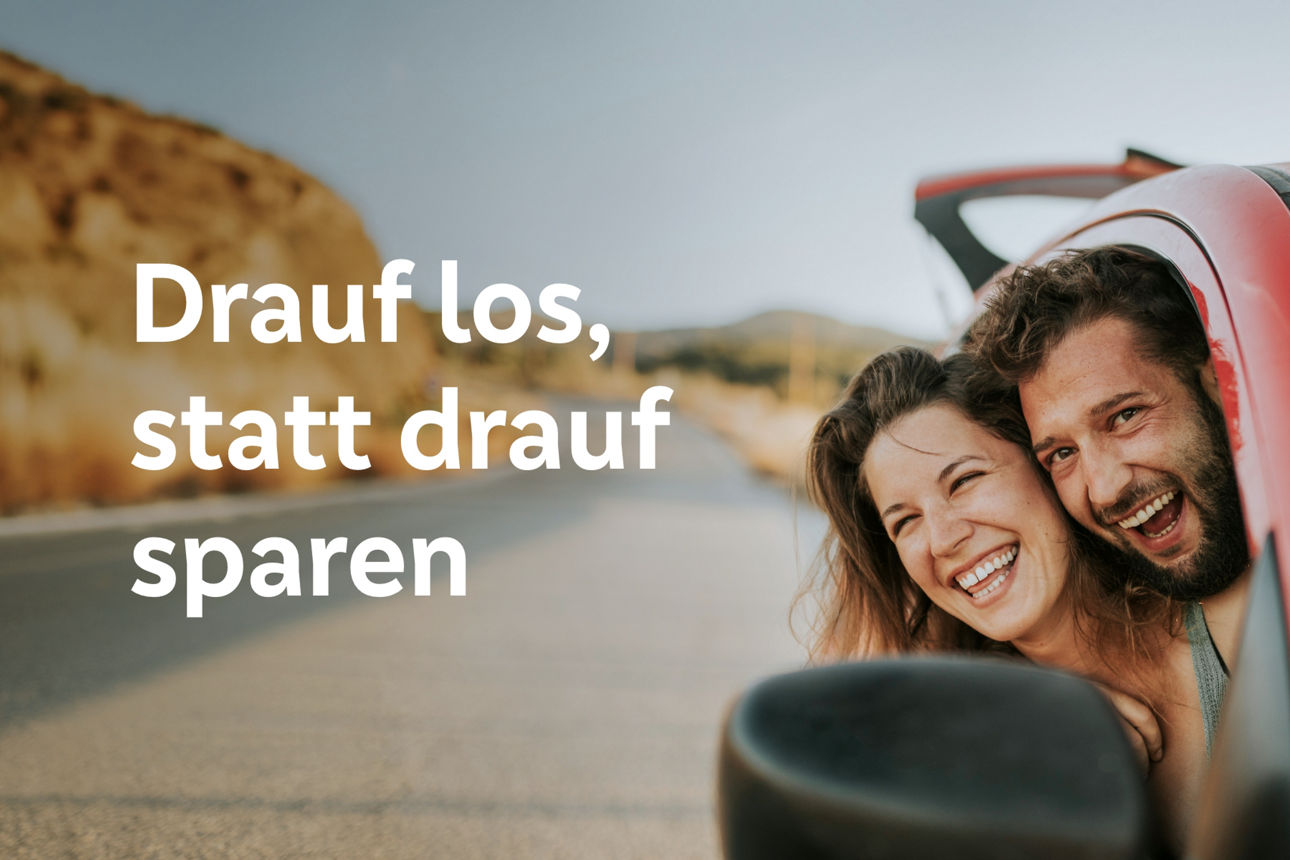 Junges Paar im Urlaub schauen aus dem Beifahrerfenster hinaus