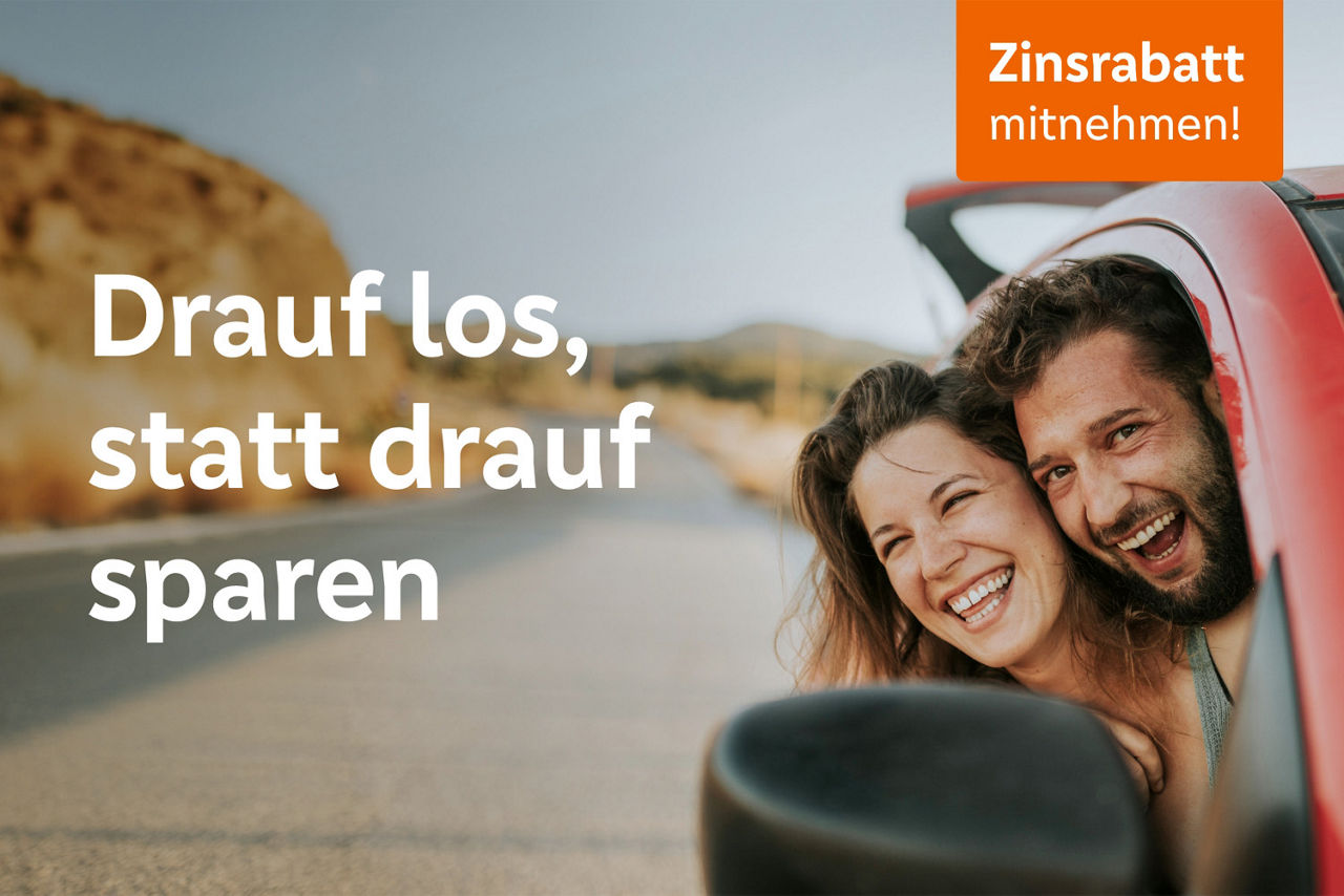 Junges Paar im Urlaub schauen aus dem Beifahrerfenster hinaus