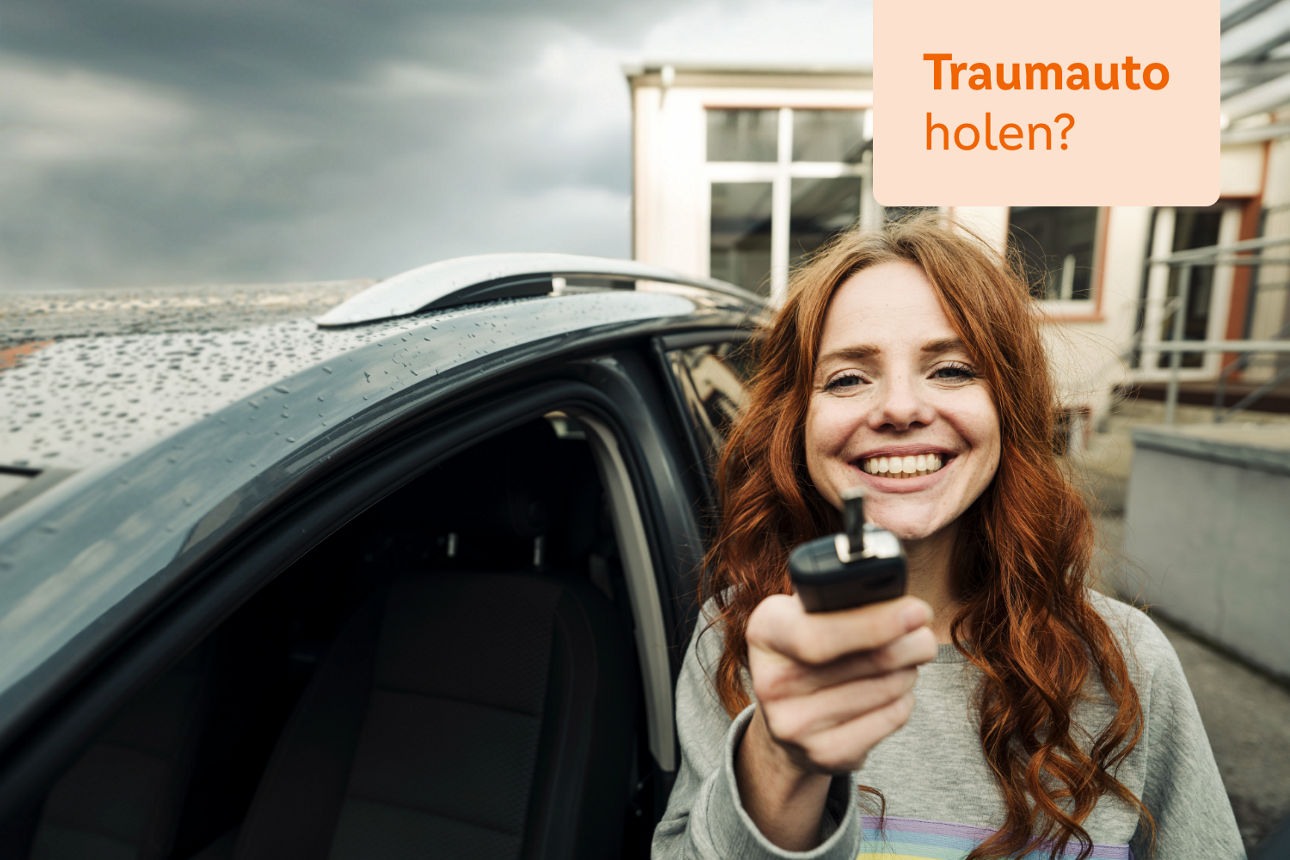 Junge Frau neben dem Auto mit Schlüssel in der Hand