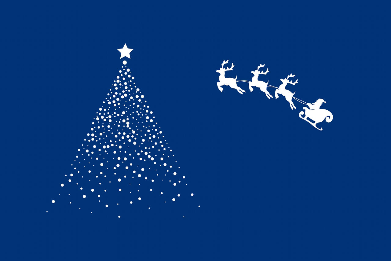Ein weißer stilisierter Weihnachtsbaum auf blauem Hintergrund. Rechts fliegt der Weihnachtsmann im Schlitten.