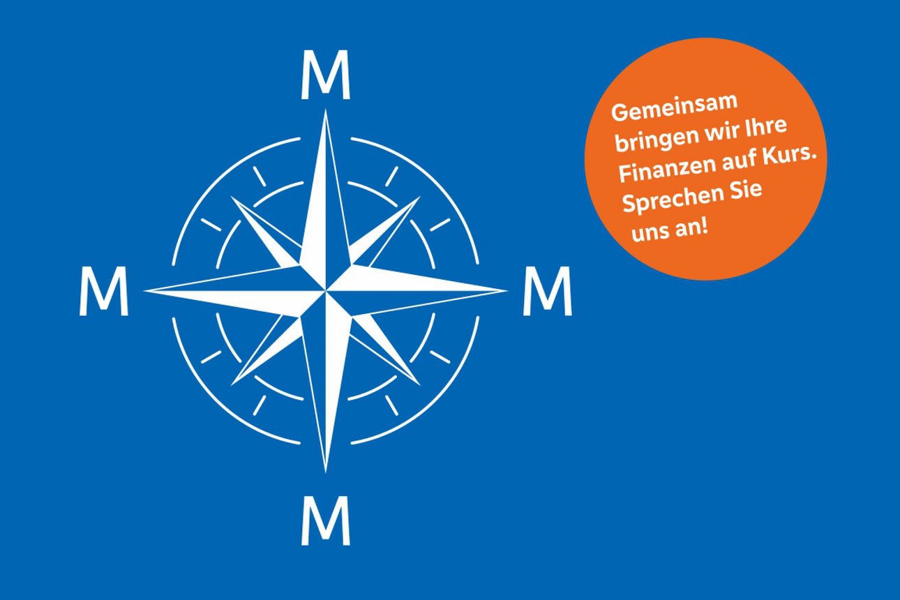 Eine erschöpfte Frau lehnt über einem vollgestopften Reisekoffer