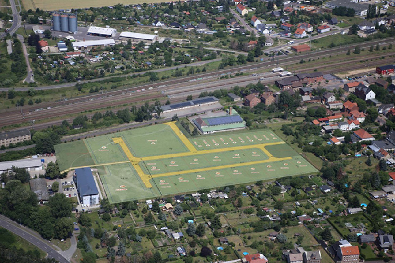 Luftaufnahme einer großen grünen Wiese