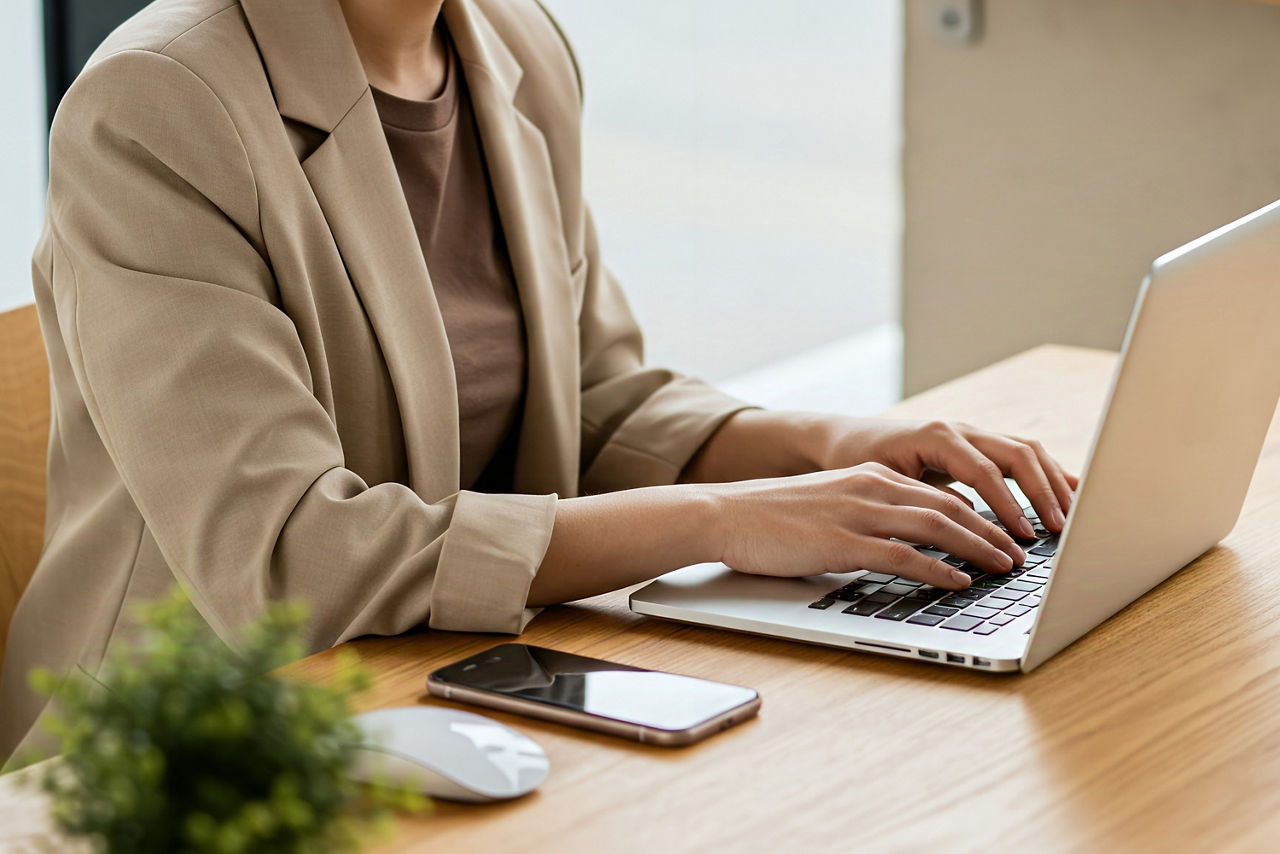 Eine Frau, die an ihrem Laptop arbeitet