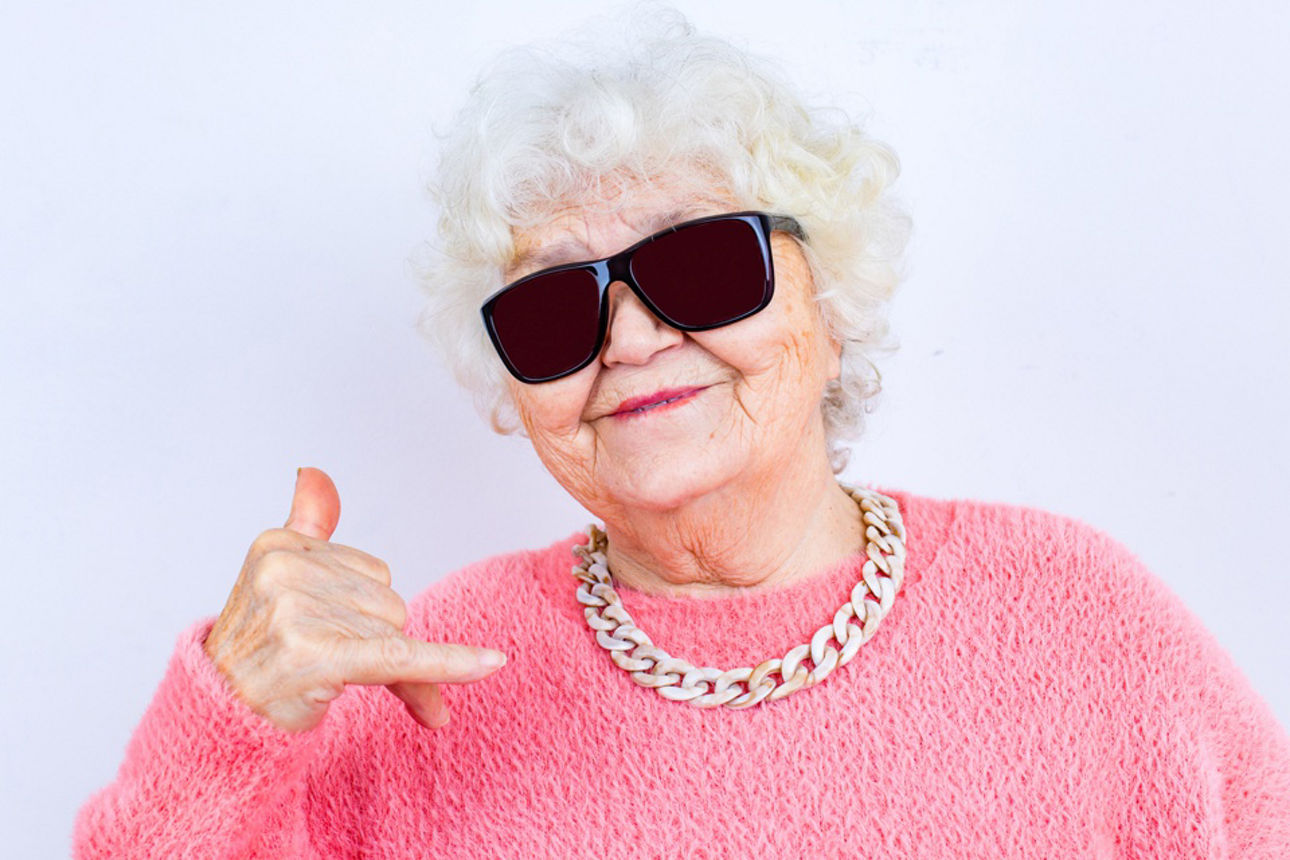 Coole Oma mit Sonnenbrille