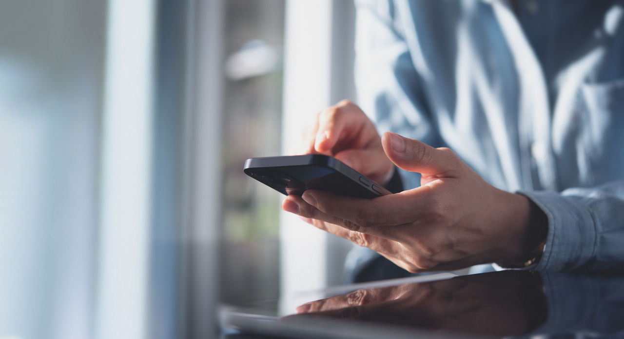 Business Mann mit Handy in der Hand