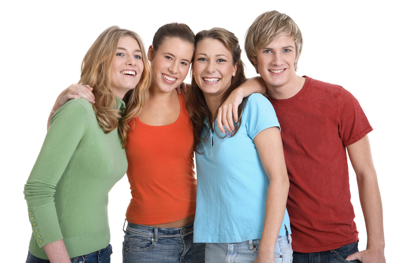 Drei Mädchen und ein Junge umarmen sich