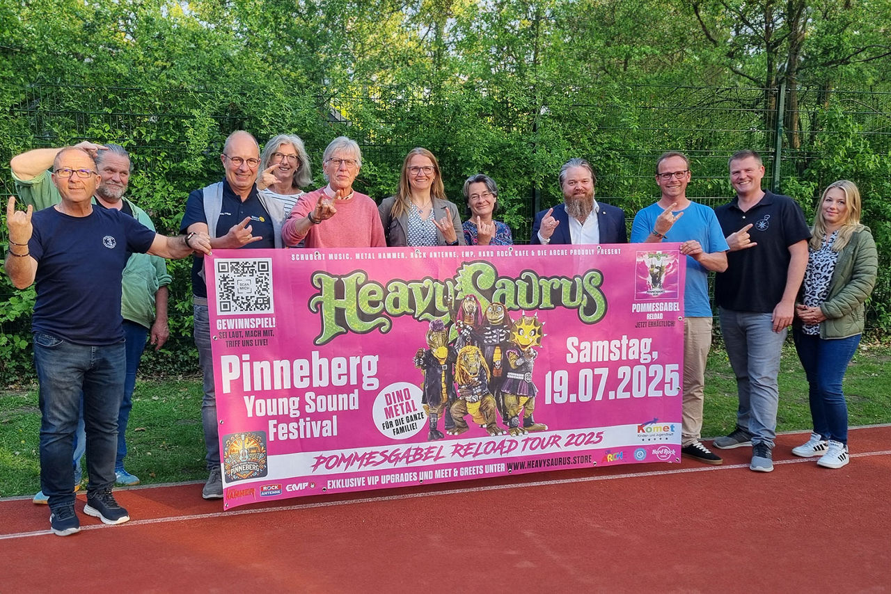 Gruppenfoto der Organisatoren und Spender des young-sounds-festivals, die ein Banner mit der Ankündigung des Festivals halten