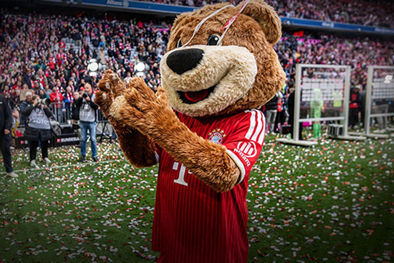 Jubelnder Berni im FC Bayern München Trikot