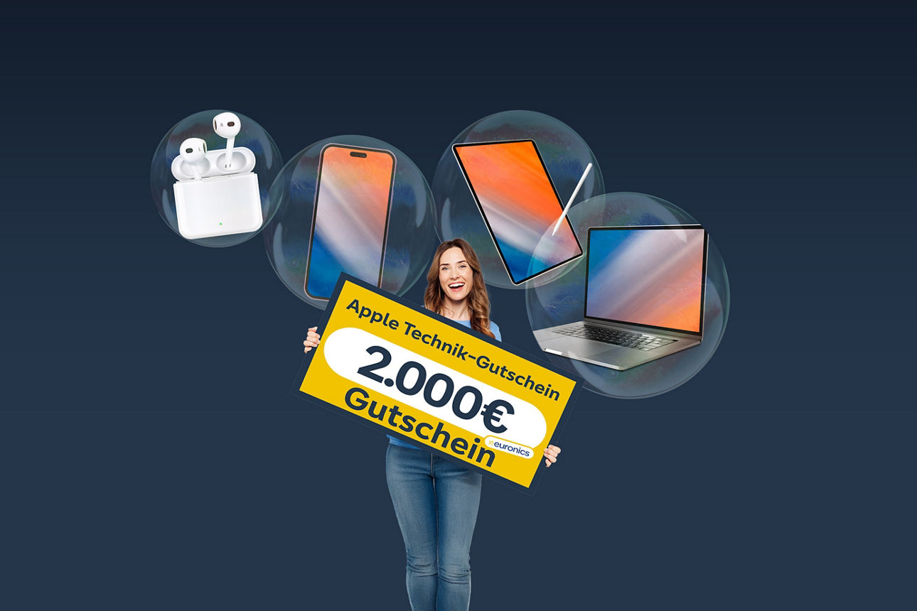 Frau hält ein gelbes Schild mit der Aufschrift "Apple Technik-Gutschein 2.000€ Gutschein" hoch. Apple Geräte im Hintergrund.
