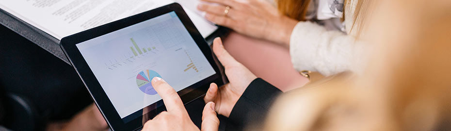 ein Mann hält eine Tablette