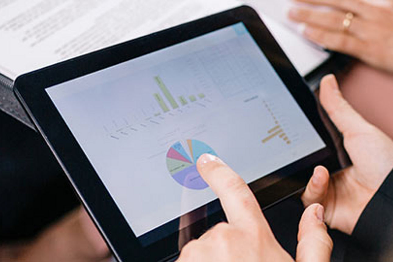 ein Mann hält eine Tablette