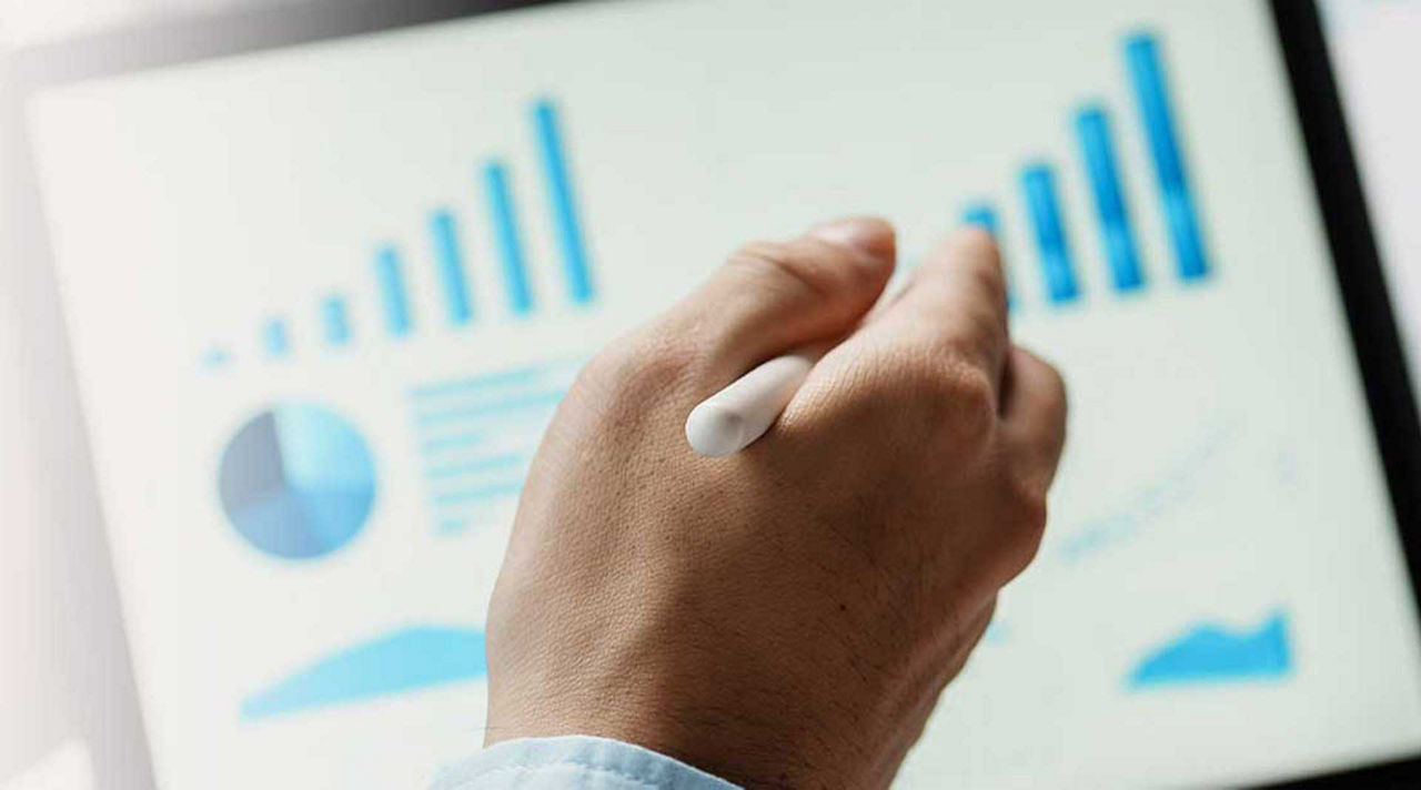 Brokerage Hand schreibt m Tablet an Tabellen
