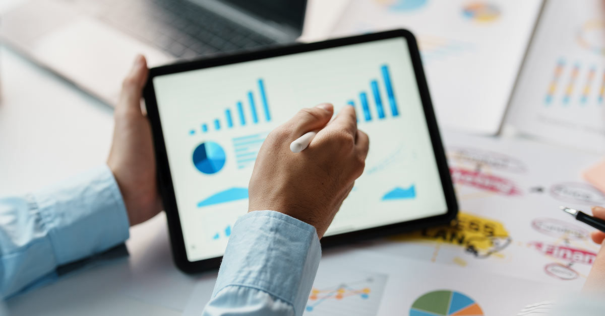 Hand zeigt auf Grafik auf einem Tablet