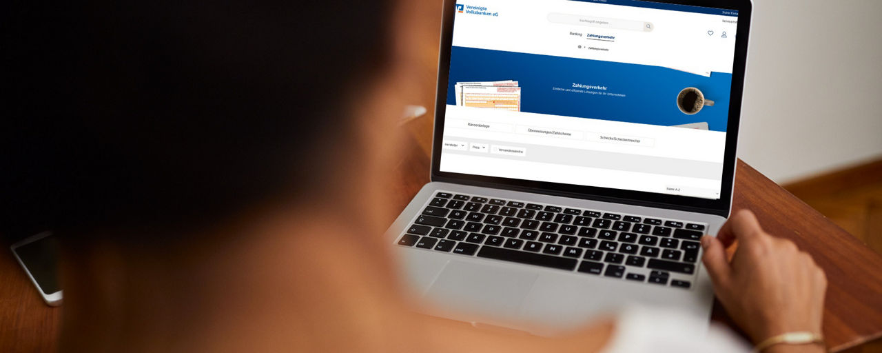 Frau sitzt am Notebook und bestellt im Online-Shop Zahlungsverkehrsvordrucke