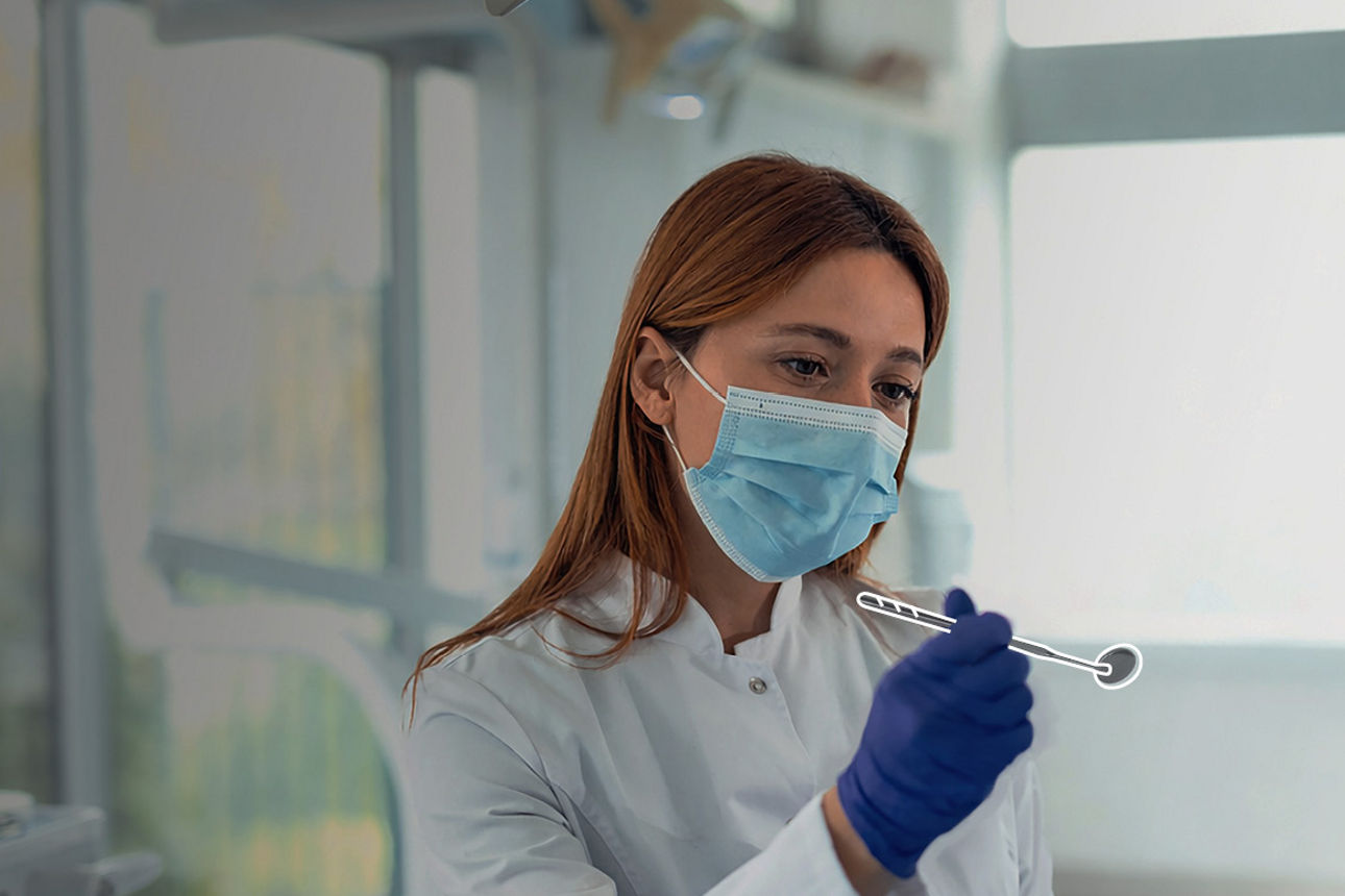 Ein Zahnärztin bei der Arbeit