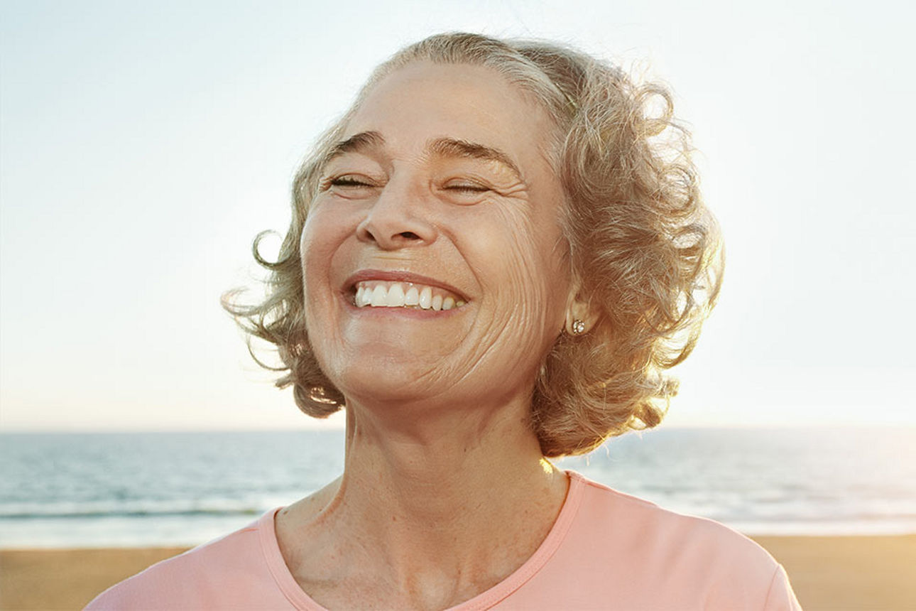Eine lächelnde Frau am Meer