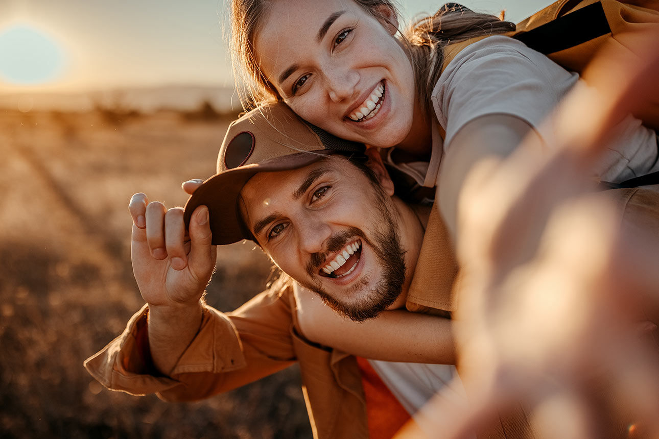 Lächelnde Frau und lächelnder Mann