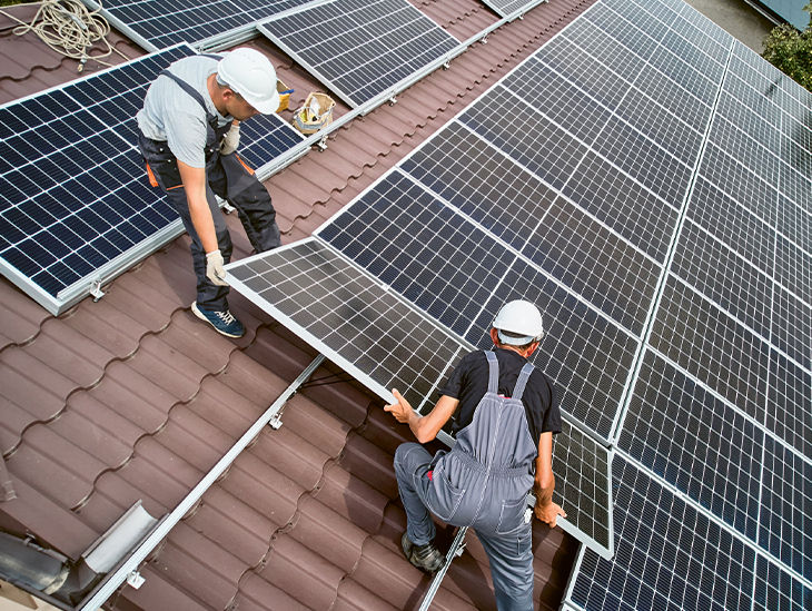 Handwerker montieren Solarpanele