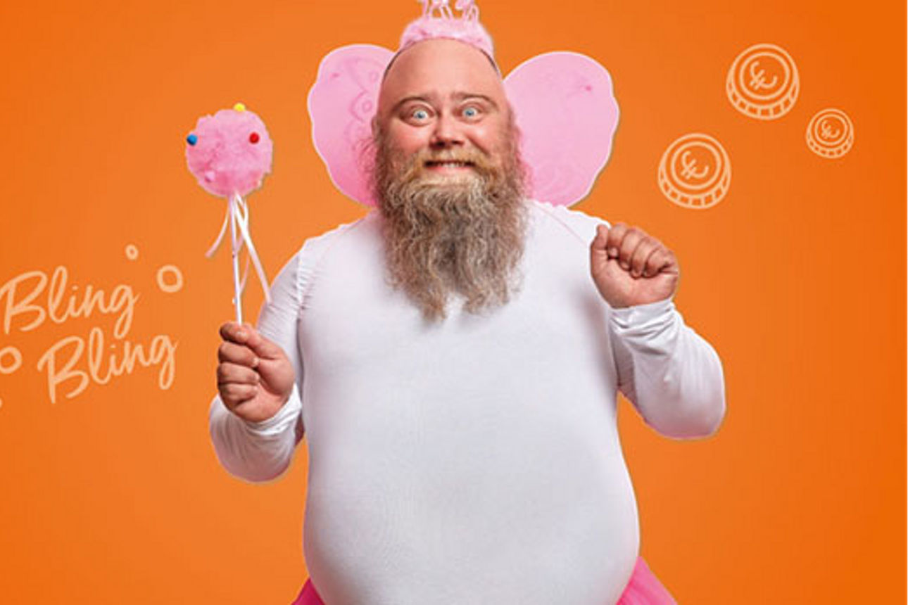 Mann in weißem Oberteil mit Feenflügeln und Bart