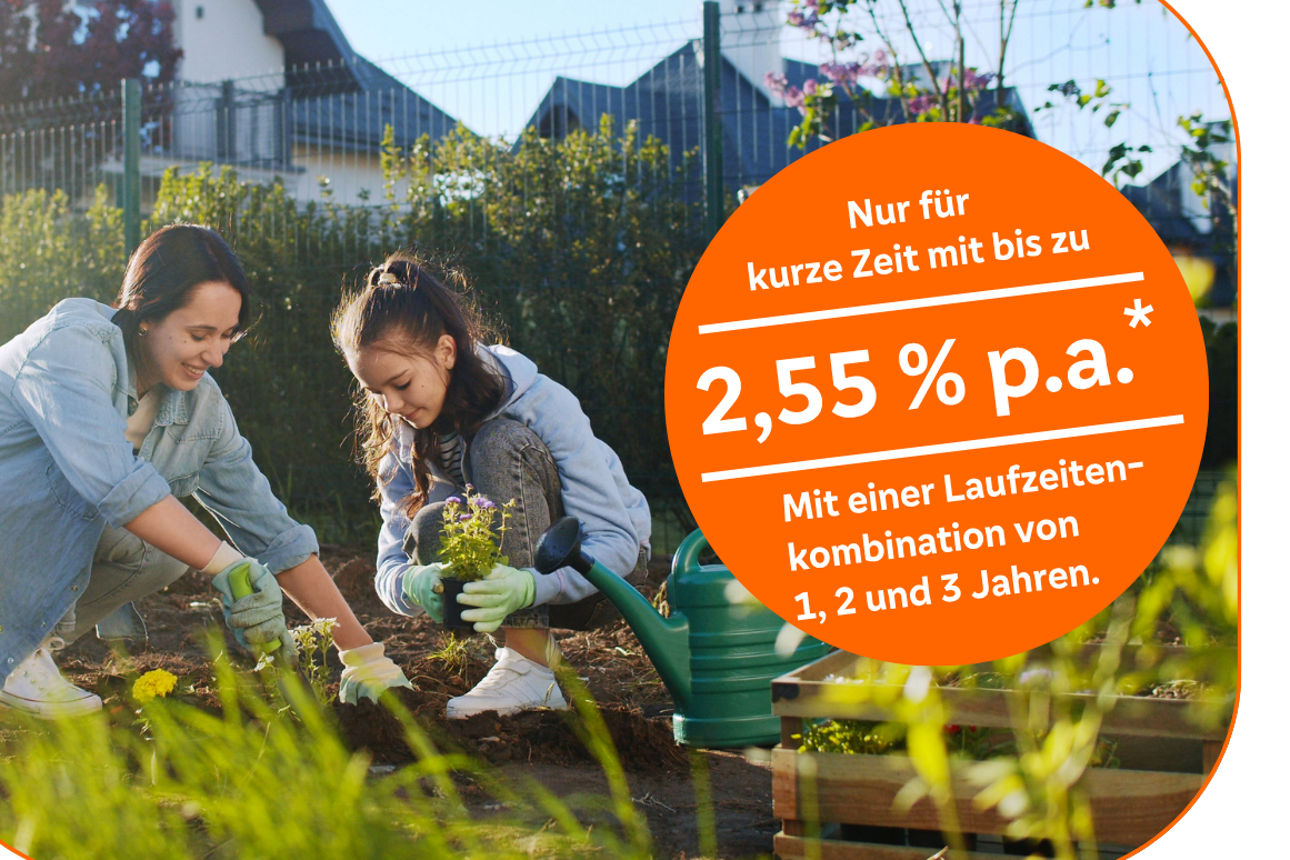 Zwei Personen arbeiten gemeinsam im Garten und pflanzen Blumen, daneben eine grüne Gießkanne und ein orangefarbener Hinweis.