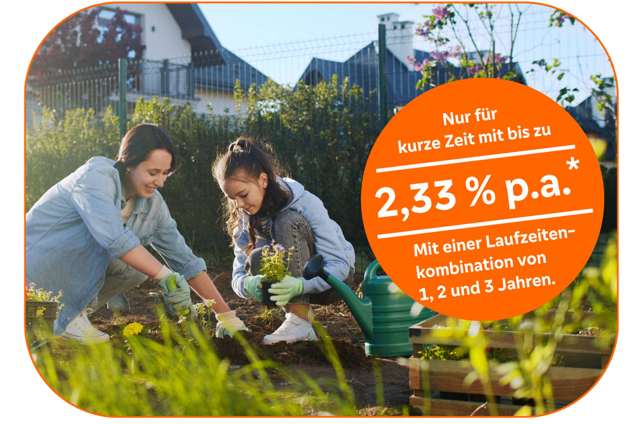 Zwei Personen arbeiten gemeinsam im Garten und pflanzen Blumen, daneben eine grüne Gießkanne und ein orangefarbener Hinweis.